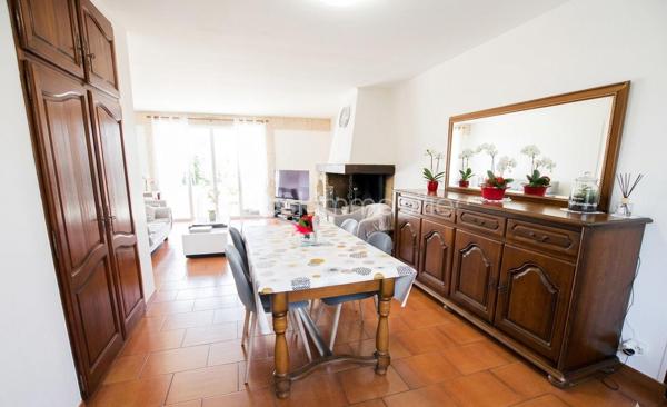 Charmante maison de plain-pied dans un écrin de verdure – à 10 min de Maintenon et de sa gare !
Bienvenue dans cette jolie maison située dans un village agréable, avec écoles et périscolaire à proximité, idéale pour une vie de famille paisible et pratique.
Nichée dans un environnement calme et verdoyant, cette maison de plain-pied vous offre un cadre de vie chaleureux et confortable, où chaque espace a été pensé pour votre bien-être.
Une entrée accueillante menant à un séjour-salon traversant, baigné de lumière grâce à ses grandes baies vitrées, avec une cheminée en pierre pour vos soirées cocooning
Une grande terrasse en pierre exposée plein sud, parfaite pour vos moments de détente, vos repas en plein air ou vos instants de convivialité
Une cuisine aménagée et équipée avec son coin repas, fonctionnelle et conviviale
Trois chambres, dont une suite parentale spacieuse avec salle de bain et deux portes-fenêtres donnant directement sur la terrasse
Une salle d’eau moderne, un WC séparé, une buanderie et un garage.
Un terrain de 2123 m², en partie boisé et fleuri, piscinable, avec un chalet de 17 m² sur dalle cimentée – idéal pour un atelier, un espace de jeux ou de rangement. Un vrai coin de nature, sans vis-à-vis, où vous pourrez vous ressourcer en toute tranquillité.
Maison lumineuse et fonctionnelle
Plain-pied très recherché
Terrasse plein sud et jardin arboré
Village vivant et familial
À seulement 10 minutes de Maintenon et de la gare.
📞 Cette maison n’attend que vous !
Je suis disponible 7j/7 pour vous accompagner dans votre projet et organiser une visite.
Ne tardez pas, elle pourrait bien être votre prochain coup de cœur !