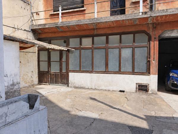 Local de 30m² environ en rez-de-chaussée dans l'arrière cour d'une copropriété