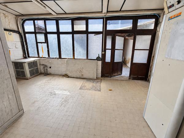 Local de 30m² environ en rez-de-chaussée dans l'arrière cour d'une copropriété