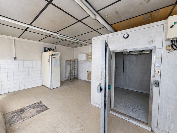 Local de 30m² environ en rez-de-chaussée dans l'arrière cour d'une copropriété