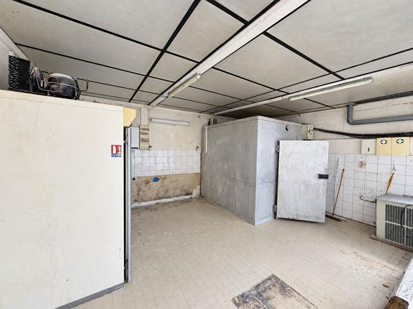 Local de 30m² environ en rez-de-chaussée dans l'arrière cour d'une copropriété