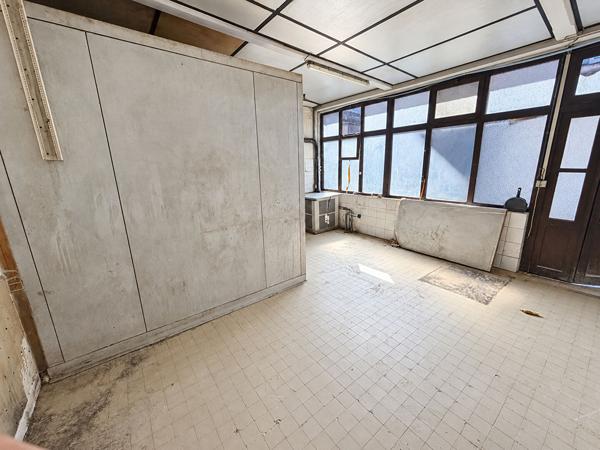Local de 30m² environ en rez-de-chaussée dans l'arrière cour d'une copropriété