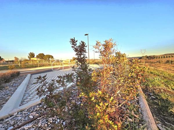Situé à PUILACHER : A 10 mn de CLERMONT-L'HERAULT,  A 11 mn A75 (Millau-Béziers), A 12 mn de Gignac (A750), et à 4 mn de vos prochaines baignades estivales, Dans un charmant village entouré de Vignes, je vous propose d'autres PARCELLES de 415 à 772 m², plus qu'à choisir!

STATUT : MICRO-LOTISSEMENT: Peu de voisins, vraie qualité de vie et circulation douce.
- Borné, Viabilisé.
- Joliment Aménagé (trottoirs arrondis...)
- Libre de constructeur et piscinable.

BONUS : Environnement Calme et Nature!

En ma possession, tous les documents pour VOUS LANCER dans la réalisation de Votre FUTUR chez VOUS!

Ne rêvez plus, DECOUVREZ et FAIRE OFFRE !