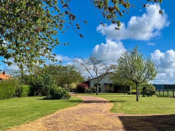 🏡 Maison familiale 7 pièces – 186 m² – Plain-pied – Terrain arboré de 2200 m² – AIRVAULT (Barroux)