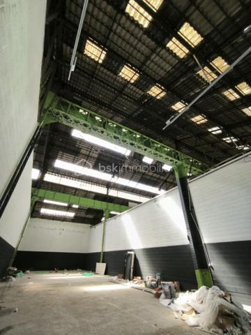 Hangar sur la ville de Wingles
Libre de tout occupation
Libre de toute activité
350M2 a exploiter comme vous le désirez
Compteur électrique et eau installé 
Porte Motorisé
A venir voir au plus vite