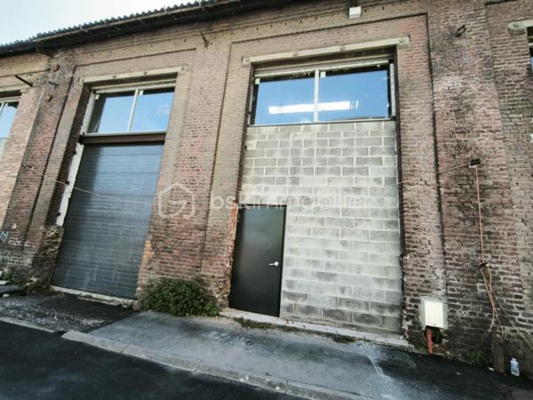 Hangar sur la ville de Wingles
Libre de tout occupation
Libre de toute activité
350M2 a exploiter comme vous le désirez
Compteur électrique et eau installé 
Porte Motorisé
A venir voir au plus vite