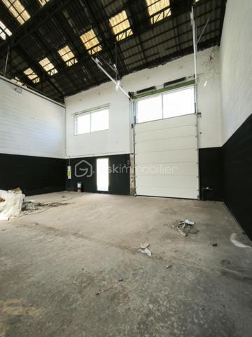 Hangar sur la ville de Wingles
Libre de tout occupation
Libre de toute activité
350M2 a exploiter comme vous le désirez
Compteur électrique et eau installé 
Porte Motorisé
A venir voir au plus vite