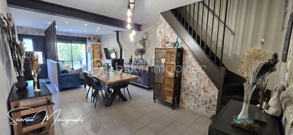 ✨ PÉPITE À LILLERS – MAISON SEMI-INDIVIDUELLE RÉNOVÉE ✨

📍 Située sur la commune prisée de Lillers, venez découvrir cette jolie maison semi individuelle de 95 m²,
  rénovée avec goût, où il ne vous reste plus qu’à poser vos meuble, bâtie sur un parcelle de 270 m².

🏡 Descriptif intérieur :
Dès l’entrée, vous serez séduits par une atmosphère chaleureuse et moderne.

🔹 Un salon séjour lumineux de 32 m² 🛋️
🔹Une cuisine équipée récente de 20 m² 🍽️
🔹 Une spacieuse salle de bain avec douche + baignoire 9m² 🛁
🔹 Une lingerie/cellier de 6 m²
🔹 Un WC indépendant
🔹 Une cave

🛏️ À l’étage :
🔹Un palier desservant les chambres et un placard 
🔹2 chambres de 10 m² et 11 m²
🔹 Une troisième chambre de 15 m² au sol aménagée dans les combles

🌿 Extérieurs :

🔹 Une belle terrasse spacieuse de 35 m² ☀️
🔹Un jardin clos
🔹 Un abri de jardin 
🔹2 places de stationnement privatives avec la possibilité de créer un carport

⭐ Les + qui font la différence :
✔ Maison entièrement rénovée
✔ Décoration soignée et actuelle
✔ Menuiseries récentes + double vitrage avec volets électriques
✔ Chauffage gaz + poêle à granulés récent
✔ Assainissement collectif conforme
✔ Exposition plein sud 🌞
✔ Taxe foncière : 850 €
✔DPE : D     GES : D

💥 Une véritable pépite sur le secteur de Lillers !
📞 Ne laissez pas passer cette opportunité, elle ne restera pas longtemps sur le marché
