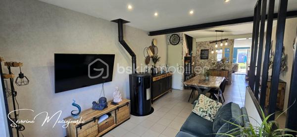 ✨ PÉPITE À LILLERS – MAISON SEMI-INDIVIDUELLE RÉNOVÉE ✨

📍 Située sur la commune prisée de Lillers, venez découvrir cette jolie maison semi individuelle de 95 m²,
  rénovée avec goût, où il ne vous reste plus qu’à poser vos meuble, bâtie sur un parcelle de 270 m².

🏡 Descriptif intérieur :
Dès l’entrée, vous serez séduits par une atmosphère chaleureuse et moderne.

🔹 Un salon séjour lumineux de 32 m² 🛋️
🔹Une cuisine équipée récente de 20 m² 🍽️
🔹 Une spacieuse salle de bain avec douche + baignoire 9m² 🛁
🔹 Une lingerie/cellier de 6 m²
🔹 Un WC indépendant
🔹 Une cave

🛏️ À l’étage :
🔹Un palier desservant les chambres et un placard 
🔹2 chambres de 10 m² et 11 m²
🔹 Une troisième chambre de 15 m² au sol aménagée dans les combles

🌿 Extérieurs :

🔹 Une belle terrasse spacieuse de 35 m² ☀️
🔹Un jardin clos
🔹 Un abri de jardin 
🔹2 places de stationnement privatives avec la possibilité de créer un carport

⭐ Les + qui font la différence :
✔ Maison entièrement rénovée
✔ Décoration soignée et actuelle
✔ Menuiseries récentes + double vitrage avec volets électriques
✔ Chauffage gaz + poêle à granulés récent
✔ Assainissement collectif conforme
✔ Exposition plein sud 🌞
✔ Taxe foncière : 850 €
✔DPE : D     GES : D

💥 Une véritable pépite sur le secteur de Lillers !
📞 Ne laissez pas passer cette opportunité, elle ne restera pas longtemps sur le marché