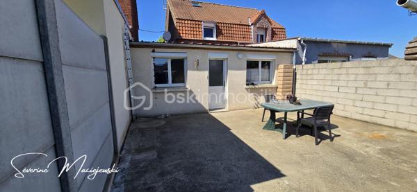 ✨ PÉPITE À LILLERS – MAISON SEMI-INDIVIDUELLE RÉNOVÉE ✨

📍 Située sur la commune prisée de Lillers, venez découvrir cette jolie maison semi individuelle de 95 m²,
  rénovée avec goût, où il ne vous reste plus qu’à poser vos meuble, bâtie sur un parcelle de 270 m².

🏡 Descriptif intérieur :
Dès l’entrée, vous serez séduits par une atmosphère chaleureuse et moderne.

🔹 Un salon séjour lumineux de 32 m² 🛋️
🔹Une cuisine équipée récente de 20 m² 🍽️
🔹 Une spacieuse salle de bain avec douche + baignoire 9m² 🛁
🔹 Une lingerie/cellier de 6 m²
🔹 Un WC indépendant
🔹 Une cave

🛏️ À l’étage :
🔹Un palier desservant les chambres et un placard 
🔹2 chambres de 10 m² et 11 m²
🔹 Une troisième chambre de 15 m² au sol aménagée dans les combles

🌿 Extérieurs :

🔹 Une belle terrasse spacieuse de 35 m² ☀️
🔹Un jardin clos
🔹 Un abri de jardin 
🔹2 places de stationnement privatives avec la possibilité de créer un carport

⭐ Les + qui font la différence :
✔ Maison entièrement rénovée
✔ Décoration soignée et actuelle
✔ Menuiseries récentes + double vitrage avec volets électriques
✔ Chauffage gaz + poêle à granulés récent
✔ Assainissement collectif conforme
✔ Exposition plein sud 🌞
✔ Taxe foncière : 850 €
✔DPE : D     GES : D

💥 Une véritable pépite sur le secteur de Lillers !
📞 Ne laissez pas passer cette opportunité, elle ne restera pas longtemps sur le marché