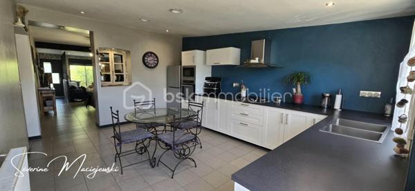 ✨ PÉPITE À LILLERS – MAISON SEMI-INDIVIDUELLE RÉNOVÉE ✨

📍 Située sur la commune prisée de Lillers, venez découvrir cette jolie maison semi individuelle de 95 m²,
  rénovée avec goût, où il ne vous reste plus qu’à poser vos meuble, bâtie sur un parcelle de 270 m².

🏡 Descriptif intérieur :
Dès l’entrée, vous serez séduits par une atmosphère chaleureuse et moderne.

🔹 Un salon séjour lumineux de 32 m² 🛋️
🔹Une cuisine équipée récente de 20 m² 🍽️
🔹 Une spacieuse salle de bain avec douche + baignoire 9m² 🛁
🔹 Une lingerie/cellier de 6 m²
🔹 Un WC indépendant
🔹 Une cave

🛏️ À l’étage :
🔹Un palier desservant les chambres et un placard 
🔹2 chambres de 10 m² et 11 m²
🔹 Une troisième chambre de 15 m² au sol aménagée dans les combles

🌿 Extérieurs :

🔹 Une belle terrasse spacieuse de 35 m² ☀️
🔹Un jardin clos
🔹 Un abri de jardin 
🔹2 places de stationnement privatives avec la possibilité de créer un carport

⭐ Les + qui font la différence :
✔ Maison entièrement rénovée
✔ Décoration soignée et actuelle
✔ Menuiseries récentes + double vitrage avec volets électriques
✔ Chauffage gaz + poêle à granulés récent
✔ Assainissement collectif conforme
✔ Exposition plein sud 🌞
✔ Taxe foncière : 850 €
✔DPE : D     GES : D

💥 Une véritable pépite sur le secteur de Lillers !
📞 Ne laissez pas passer cette opportunité, elle ne restera pas longtemps sur le marché