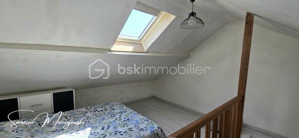 ✨ PÉPITE À LILLERS – MAISON SEMI-INDIVIDUELLE RÉNOVÉE ✨

📍 Située sur la commune prisée de Lillers, venez découvrir cette jolie maison semi individuelle de 95 m²,
  rénovée avec goût, où il ne vous reste plus qu’à poser vos meuble, bâtie sur un parcelle de 270 m².

🏡 Descriptif intérieur :
Dès l’entrée, vous serez séduits par une atmosphère chaleureuse et moderne.

🔹 Un salon séjour lumineux de 32 m² 🛋️
🔹Une cuisine équipée récente de 20 m² 🍽️
🔹 Une spacieuse salle de bain avec douche + baignoire 9m² 🛁
🔹 Une lingerie/cellier de 6 m²
🔹 Un WC indépendant
🔹 Une cave

🛏️ À l’étage :
🔹Un palier desservant les chambres et un placard 
🔹2 chambres de 10 m² et 11 m²
🔹 Une troisième chambre de 15 m² au sol aménagée dans les combles

🌿 Extérieurs :

🔹 Une belle terrasse spacieuse de 35 m² ☀️
🔹Un jardin clos
🔹 Un abri de jardin 
🔹2 places de stationnement privatives avec la possibilité de créer un carport

⭐ Les + qui font la différence :
✔ Maison entièrement rénovée
✔ Décoration soignée et actuelle
✔ Menuiseries récentes + double vitrage avec volets électriques
✔ Chauffage gaz + poêle à granulés récent
✔ Assainissement collectif conforme
✔ Exposition plein sud 🌞
✔ Taxe foncière : 850 €
✔DPE : D     GES : D

💥 Une véritable pépite sur le secteur de Lillers !
📞 Ne laissez pas passer cette opportunité, elle ne restera pas longtemps sur le marché