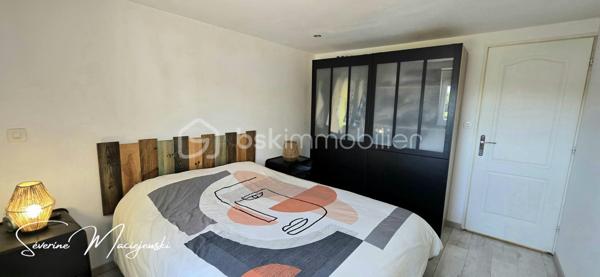 ✨ PÉPITE À LILLERS – MAISON SEMI-INDIVIDUELLE RÉNOVÉE ✨

📍 Située sur la commune prisée de Lillers, venez découvrir cette jolie maison semi individuelle de 95 m²,
  rénovée avec goût, où il ne vous reste plus qu’à poser vos meuble, bâtie sur un parcelle de 270 m².

🏡 Descriptif intérieur :
Dès l’entrée, vous serez séduits par une atmosphère chaleureuse et moderne.

🔹 Un salon séjour lumineux de 32 m² 🛋️
🔹Une cuisine équipée récente de 20 m² 🍽️
🔹 Une spacieuse salle de bain avec douche + baignoire 9m² 🛁
🔹 Une lingerie/cellier de 6 m²
🔹 Un WC indépendant
🔹 Une cave

🛏️ À l’étage :
🔹Un palier desservant les chambres et un placard 
🔹2 chambres de 10 m² et 11 m²
🔹 Une troisième chambre de 15 m² au sol aménagée dans les combles

🌿 Extérieurs :

🔹 Une belle terrasse spacieuse de 35 m² ☀️
🔹Un jardin clos
🔹 Un abri de jardin 
🔹2 places de stationnement privatives avec la possibilité de créer un carport

⭐ Les + qui font la différence :
✔ Maison entièrement rénovée
✔ Décoration soignée et actuelle
✔ Menuiseries récentes + double vitrage avec volets électriques
✔ Chauffage gaz + poêle à granulés récent
✔ Assainissement collectif conforme
✔ Exposition plein sud 🌞
✔ Taxe foncière : 850 €
✔DPE : D     GES : D

💥 Une véritable pépite sur le secteur de Lillers !
📞 Ne laissez pas passer cette opportunité, elle ne restera pas longtemps sur le marché