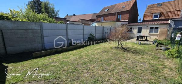 ✨ PÉPITE À LILLERS – MAISON SEMI-INDIVIDUELLE RÉNOVÉE ✨

📍 Située sur la commune prisée de Lillers, venez découvrir cette jolie maison semi individuelle de 95 m²,
  rénovée avec goût, où il ne vous reste plus qu’à poser vos meuble, bâtie sur un parcelle de 270 m².

🏡 Descriptif intérieur :
Dès l’entrée, vous serez séduits par une atmosphère chaleureuse et moderne.

🔹 Un salon séjour lumineux de 32 m² 🛋️
🔹Une cuisine équipée récente de 20 m² 🍽️
🔹 Une spacieuse salle de bain avec douche + baignoire 9m² 🛁
🔹 Une lingerie/cellier de 6 m²
🔹 Un WC indépendant
🔹 Une cave

🛏️ À l’étage :
🔹Un palier desservant les chambres et un placard 
🔹2 chambres de 10 m² et 11 m²
🔹 Une troisième chambre de 15 m² au sol aménagée dans les combles

🌿 Extérieurs :

🔹 Une belle terrasse spacieuse de 35 m² ☀️
🔹Un jardin clos
🔹 Un abri de jardin 
🔹2 places de stationnement privatives avec la possibilité de créer un carport

⭐ Les + qui font la différence :
✔ Maison entièrement rénovée
✔ Décoration soignée et actuelle
✔ Menuiseries récentes + double vitrage avec volets électriques
✔ Chauffage gaz + poêle à granulés récent
✔ Assainissement collectif conforme
✔ Exposition plein sud 🌞
✔ Taxe foncière : 850 €
✔DPE : D     GES : D

💥 Une véritable pépite sur le secteur de Lillers !
📞 Ne laissez pas passer cette opportunité, elle ne restera pas longtemps sur le marché