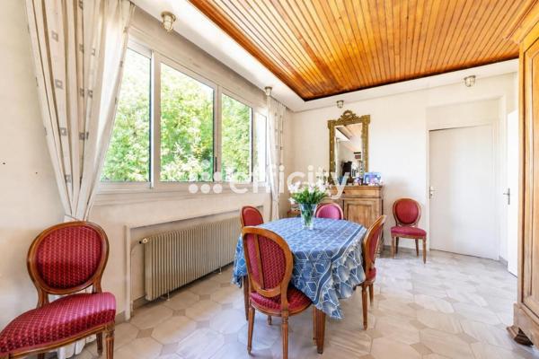 Maison
         6 pièces
        - 140 m² Exclusivité 978 500 € *