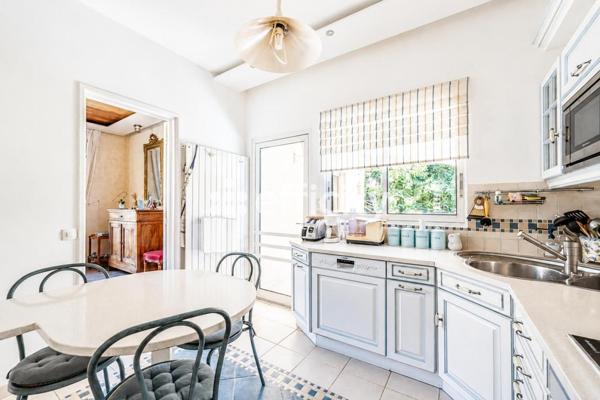 Maison
         6 pièces
        - 140 m² Exclusivité 978 500 € *