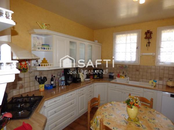 Maison de caractère de 250 m², au calme, 5 chambres, dépendances, terrain de 2 731 m²