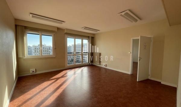 A VENDRE : PLATEAU DE BUREAUX DE 296,94 M² AVEC UN STATIONNEMENT ET DEUX RESERVES