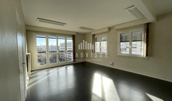 A VENDRE : PLATEAU DE BUREAUX DE 296,94 M² AVEC UN STATIONNEMENT ET DEUX RESERVES