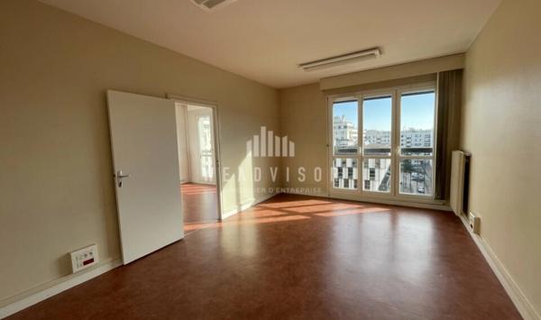 A VENDRE : PLATEAU DE BUREAUX DE 296,94 M² AVEC UN STATIONNEMENT ET DEUX RESERVES
