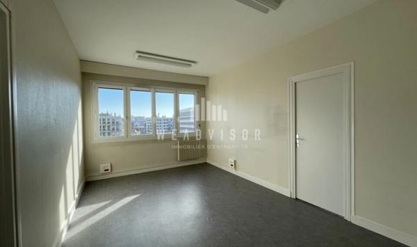 A VENDRE : PLATEAU DE BUREAUX DE 296,94 M² AVEC UN STATIONNEMENT ET DEUX RESERVES