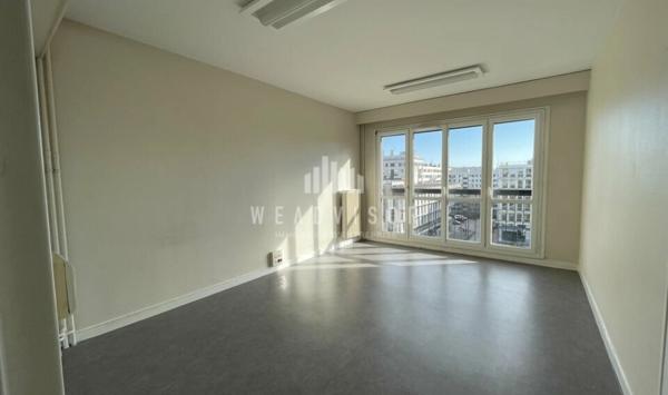 A VENDRE : PLATEAU DE BUREAUX DE 296,94 M² AVEC UN STATIONNEMENT ET DEUX RESERVES