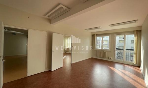 A VENDRE : PLATEAU DE BUREAUX DE 296,94 M² AVEC UN STATIONNEMENT ET DEUX RESERVES