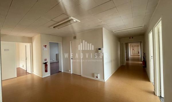 A VENDRE : PLATEAU DE BUREAUX DE 296,94 M² AVEC UN STATIONNEMENT ET DEUX RESERVES