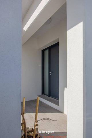 VAUX-SUR-MER  MAISON CONTEMPORAINE AVEC PISCINE - PROCHE COMMERCES ET PLAGE