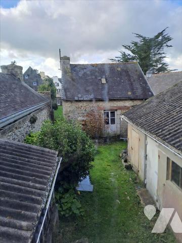A VENDRE CENTRE HUELGOAT GRANDE MAISON A RENOVER AVEC DEPENDANCE