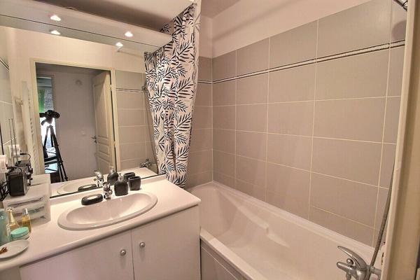 MARSEILLE 13008. Appartement 3 pièces 59.26 m2 avec terrasse et box fermé