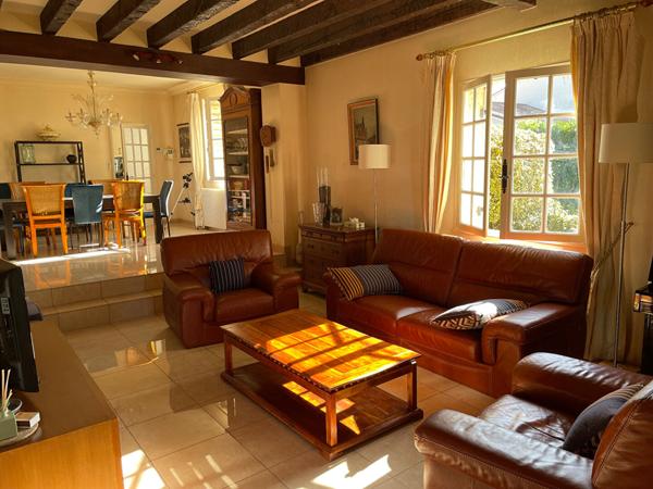 A vendre, à 2 min du centre ville de Périgueux, commune de Sanilhac, charmante MAISON type 7 sur un terrain de 3.091m2