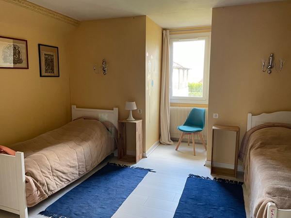 A vendre, à 2 min du centre ville de Périgueux, commune de Sanilhac, charmante MAISON type 7 sur un terrain de 3.091m2