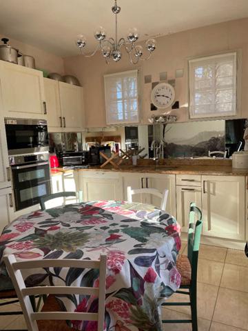 A vendre, à 2 min du centre ville de Périgueux, commune de Sanilhac, charmante MAISON type 7 sur un terrain de 3.091m2