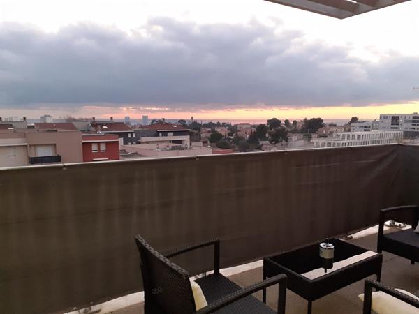 A vendre T2 quartier les hauts de Sainte-Marthe avec balcon vue sur mer et collines des calanques.