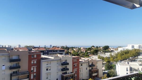 A vendre T2 quartier les hauts de Sainte-Marthe avec balcon vue sur mer et collines des calanques.