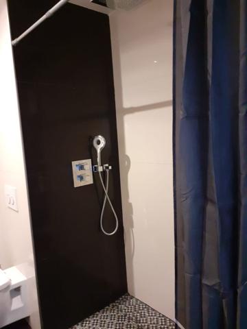 A vendre T2 quartier les hauts de Sainte-Marthe avec balcon vue sur mer et collines des calanques.