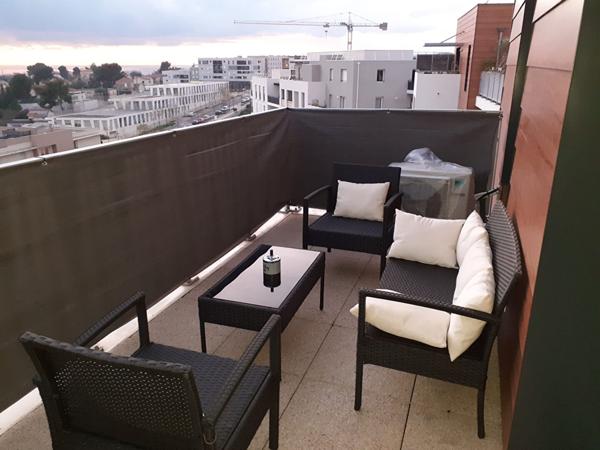 A vendre T2 quartier les hauts de Sainte-Marthe avec balcon vue sur mer et collines des calanques.