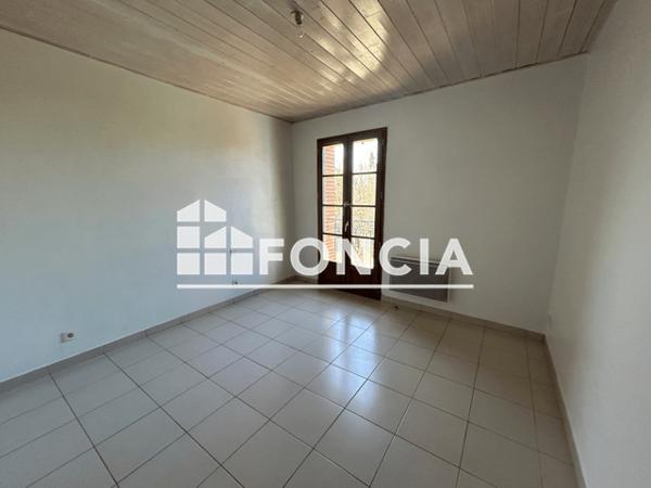 Location Appartement 3 pièces 76 m² - 24 PLACE DE LA CATHEDRALE Lombez 32220