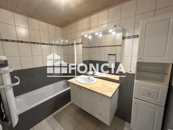 Location Appartement 3 pièces 76 m² - 24 PLACE DE LA CATHEDRALE Lombez 32220