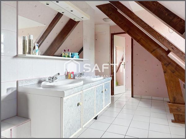 À seulement 13 min de l’entrée de Lisieux à l’Est, laissez-vous séduire par ce charmant pavillon parfaitement entretenu, sur sous-sol complet.