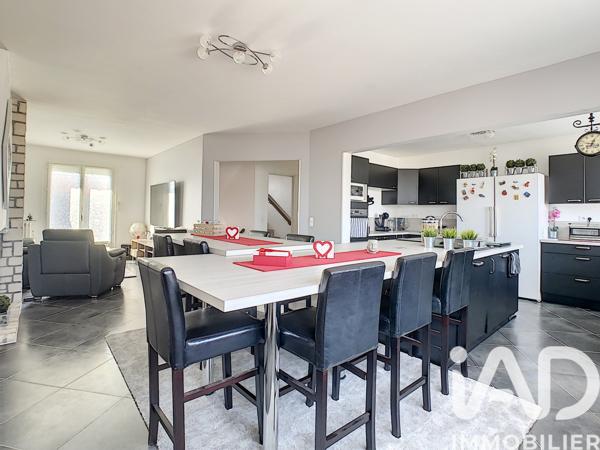 Maison à vendre 10 pièces 246,54 m² Le Coudray-Montceaux