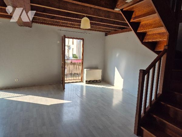 GRAY, appartement en duplex situé au premier étage.