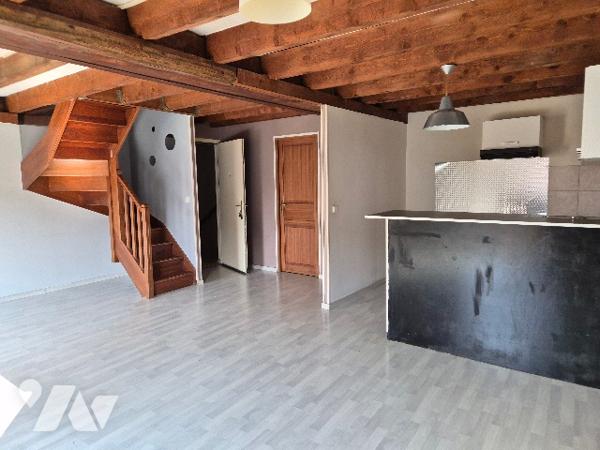 GRAY, appartement en duplex situé au premier étage.