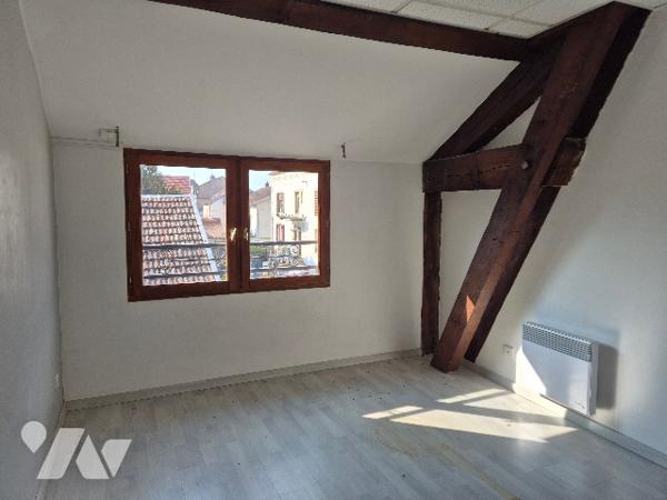 GRAY, appartement en duplex situé au premier étage.