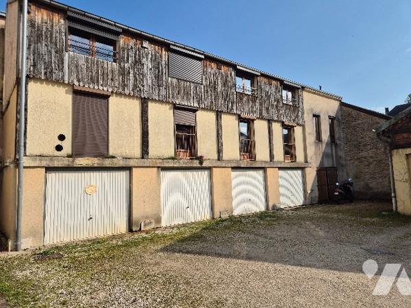 GRAY, appartement en duplex situé au premier étage.