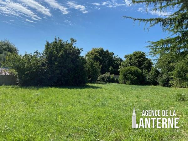 LA BREE-LES-BAINS - BEAU TERRAIN DE 971 M²