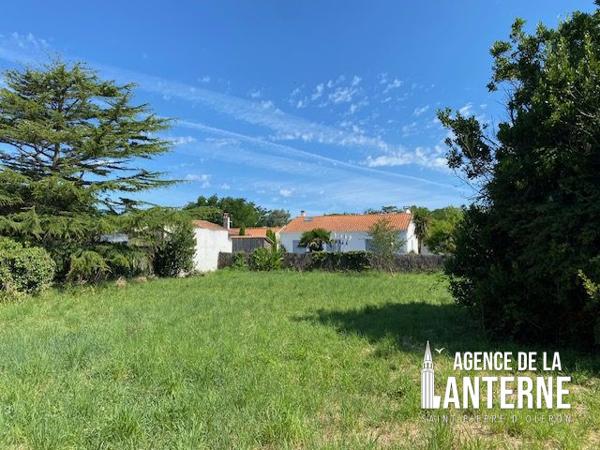 LA BREE-LES-BAINS - BEAU TERRAIN DE 971 M²