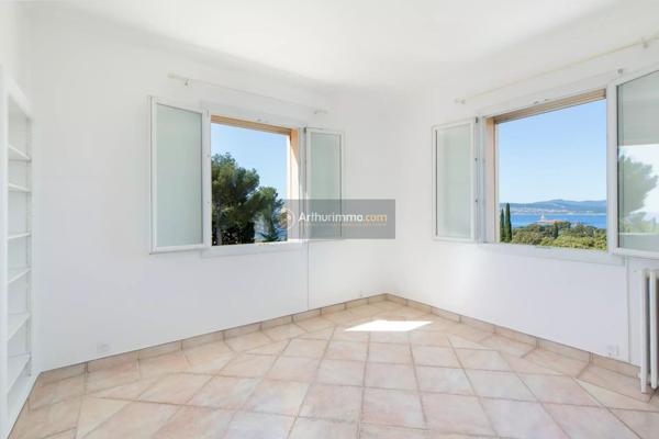 Vente                                                      Appartement
                        
                     4 pièces                      106 m2                     à Saint-Raphaël
