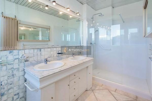 Vente                                                      Appartement
                        
                     4 pièces                      106 m2                     à Saint-Raphaël